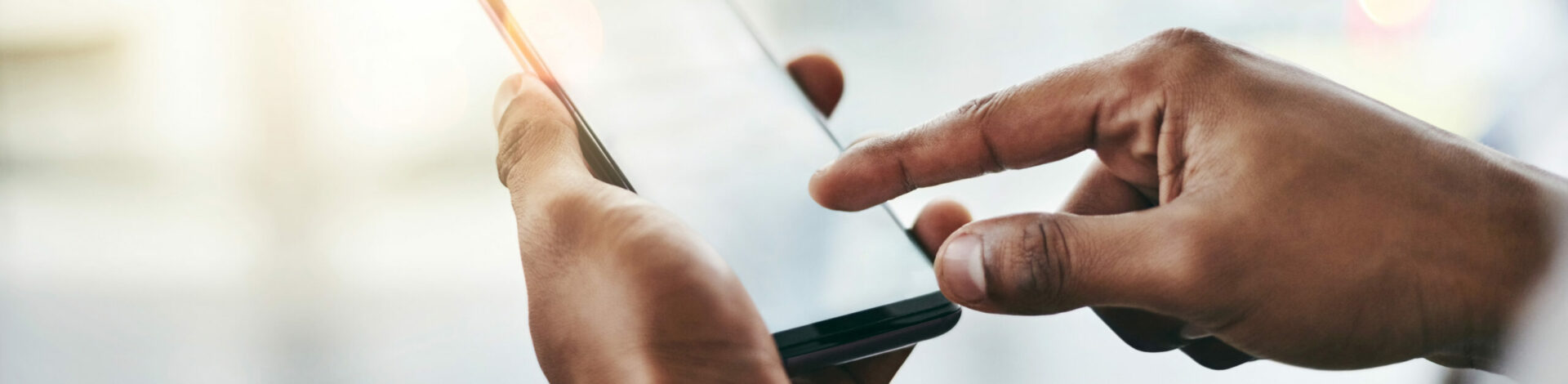 Image d'une personne qui manipule un smartphone