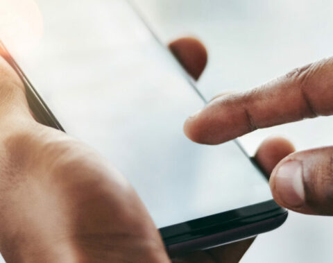 Image d'une personne qui manipule un smartphone