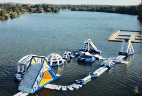 vue de structures gonflables sur l'eau du Tarn
