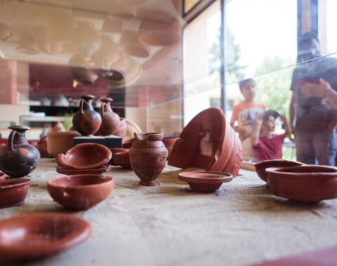 vitrine avec vases des collections de l'Archéosite