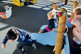 enfants jouent creche