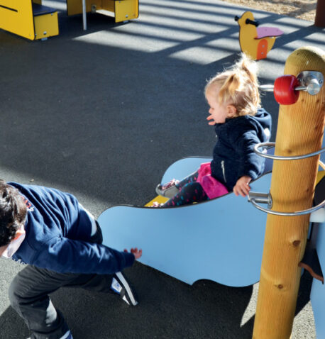 enfants jouent creche