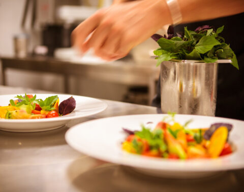 deux assiettes en cuisine de restaurant