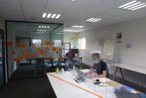 Un travailleur dans un espace de co-working