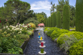 fontaine avec fleurs et jardin