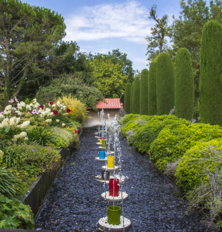 fontaine avec fleurs et jardin