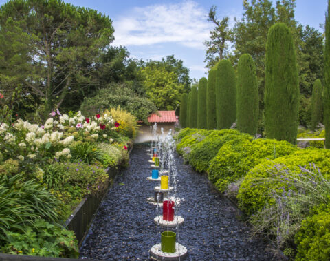 fontaine avec fleurs et jardin