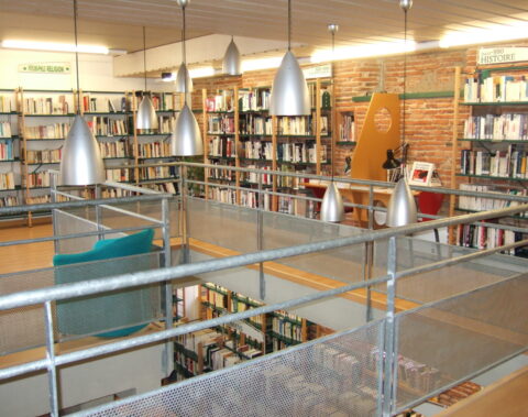 Vue d'une mezzanine en médiathèque