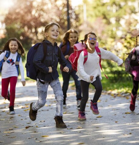 enfants qui courent et rigolent