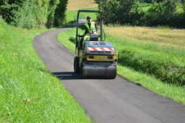 Engin compacte la voirie d'une route