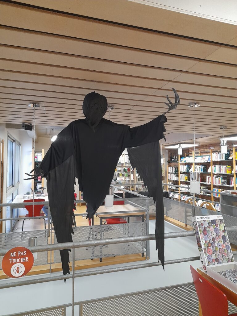Photo de la décoration de la médiathèque