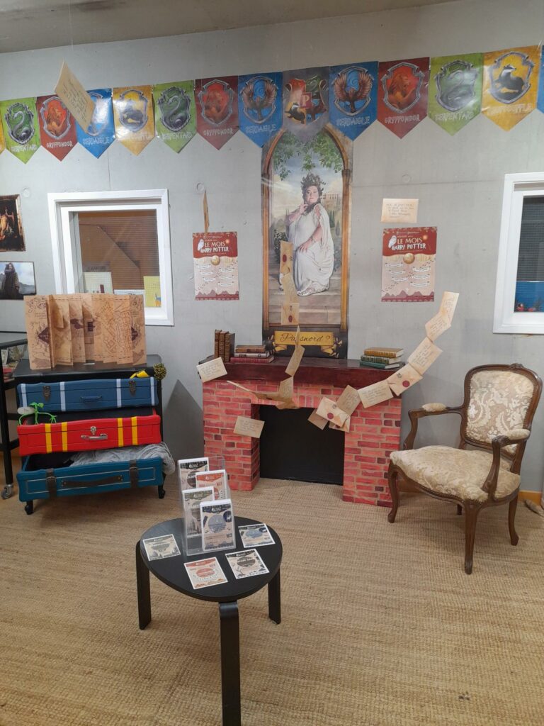 Photo de la décoration de la médiathèque