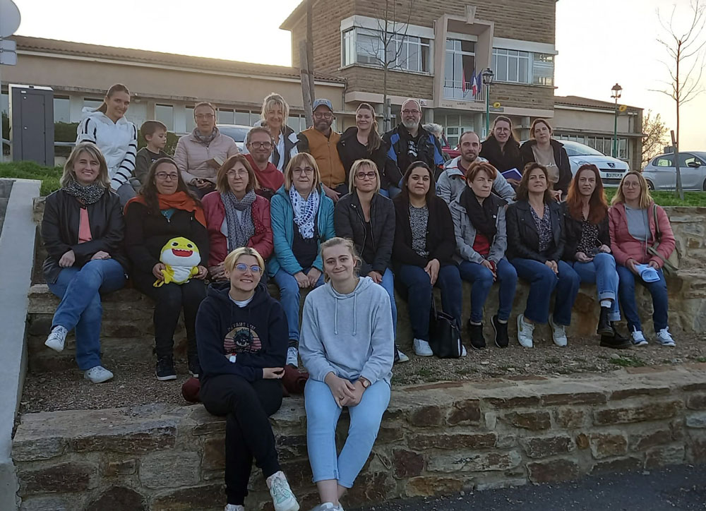 Photo de groupe des équipes d'animateurs, de la restauration collective et entretien.