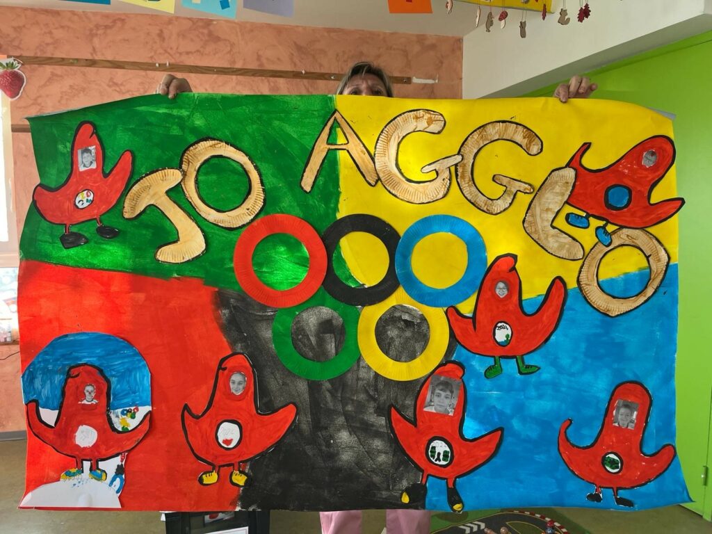Les enfants des ALAE ont réalisé une affiche pour annoncer les JO de l'Agglomération Gaillac Graulhet.