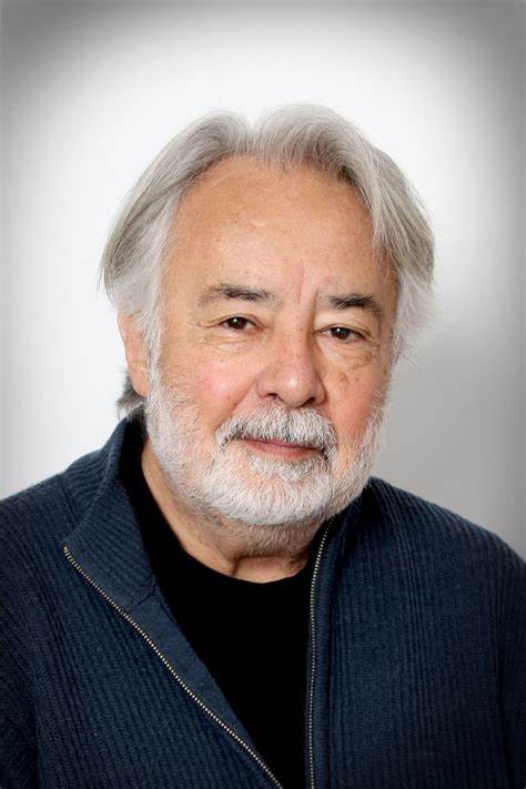 Portrait de Bernard Ariès auteur de polars invité par la médiathèque mobile de Gaillac-Graulhet Agglomération au café lecture de Tonnac le 18 janvier 2025