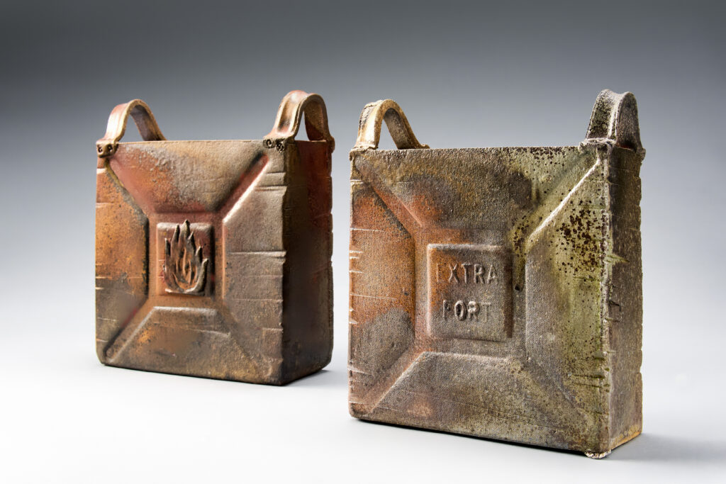 Deux jerricans réalisés par la céramistes Chloé Courbet