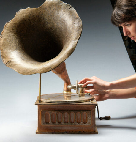 L'artiste céramiste Chloé Courbet présente son oeuvre