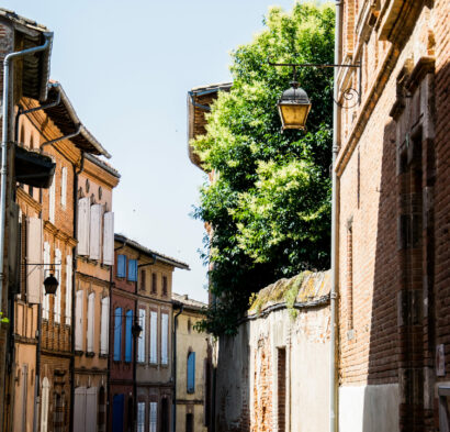Vue verticale d'une rue de Rabastens au cœur de la Communauté d'agglomération Gaillac-Graulhet