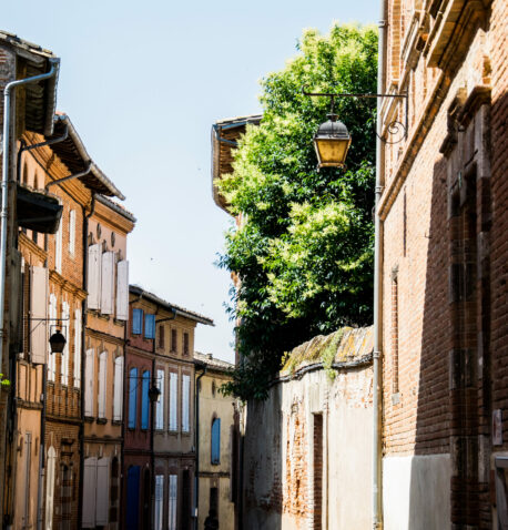 Vue verticale d'une rue de Rabastens au cœur de la Communauté d'agglomération Gaillac-Graulhet