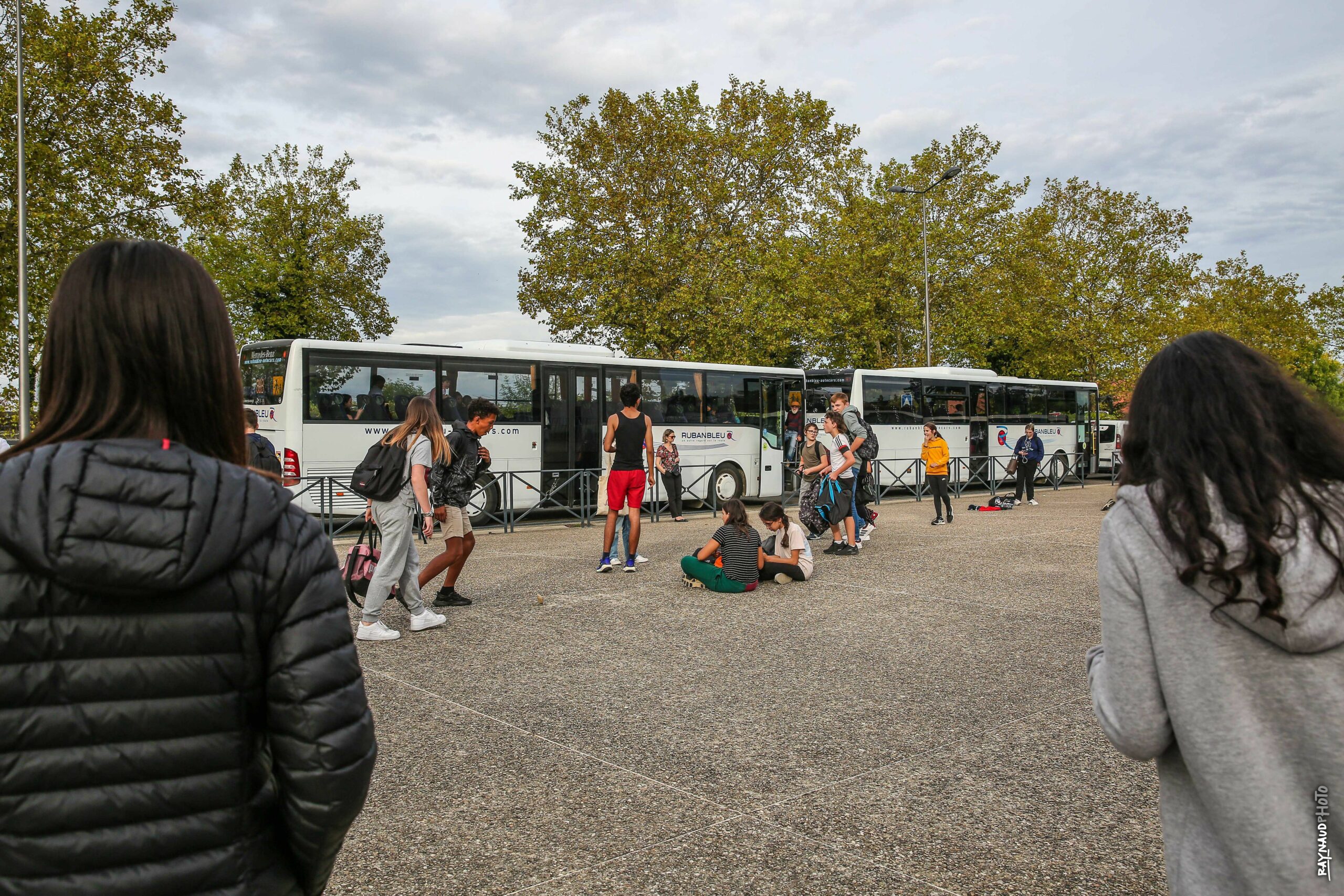 Vu d'élèves sur le parvis du collège attendant le bus scolaire