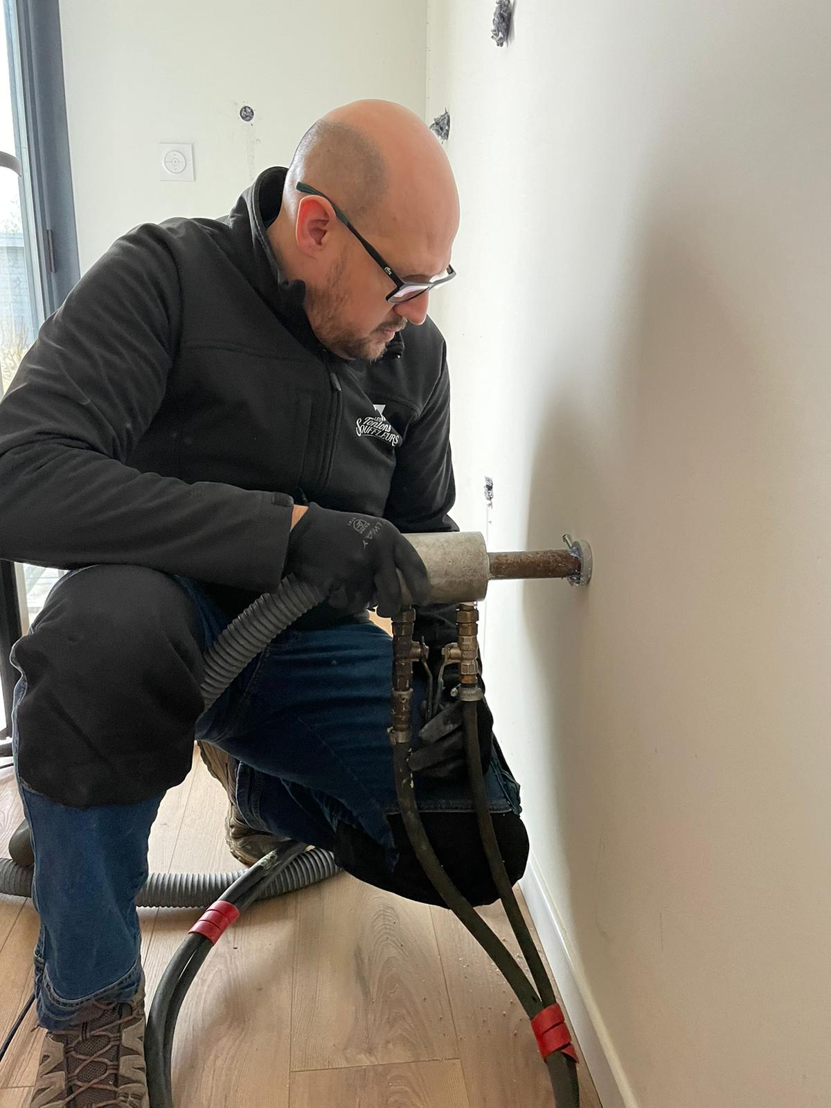 Isoler sans démolir par injection de billes de polystyrènes