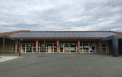 Vue de l'école de Parisot avec les panneaux photovoltaïques sur le toit.