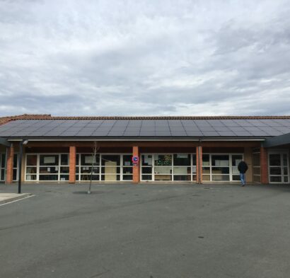 Vue de l'école de Parisot avec les panneaux photovoltaïques sur le toit.