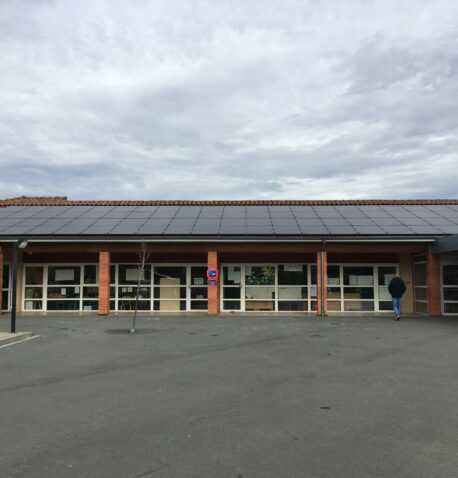 Vue de l'école de Parisot avec les panneaux photovoltaïques sur le toit.
