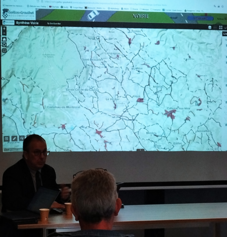 Carte géographique des voiries projetée sur un écran en réunion