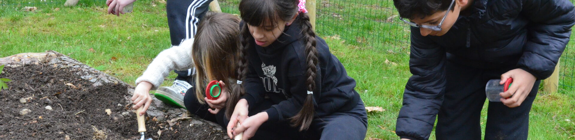 Les enfants du Centre loisirs de La Courbe préparent la terre du jardin