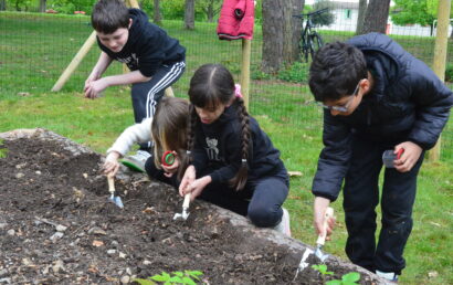 Les enfants du Centre loisirs de La Courbe préparent la terre du jardin