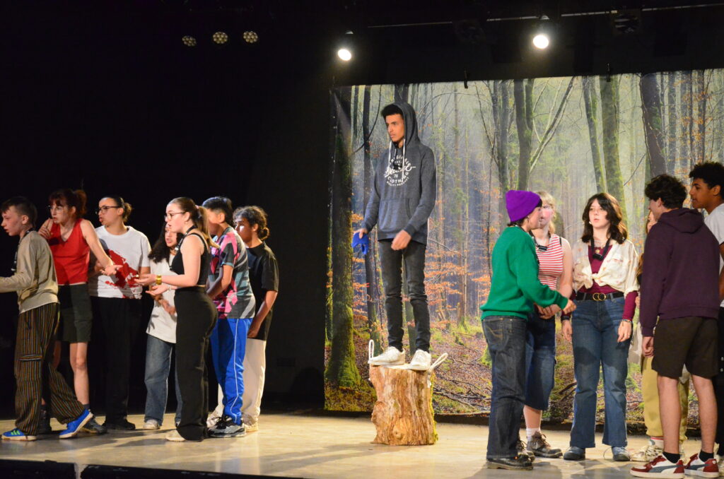 Deux groupes de jeunes séparés par un médiateur, discutent pour faire les bons choix.