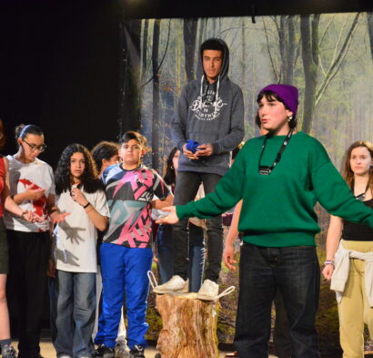 Une membre d'un groupe essaye de convaincre ses camarades.