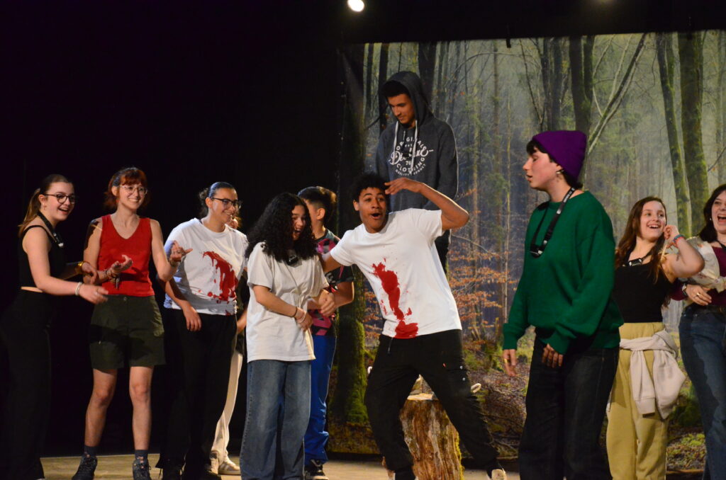 Les deux groupes discutent pour se mettre d'accord sur le choix à faire.