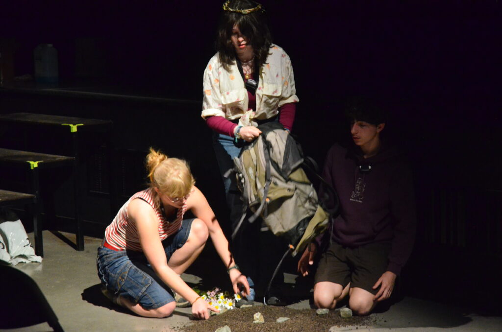 Les jeunes organisent une cérémonie d'obsèques.