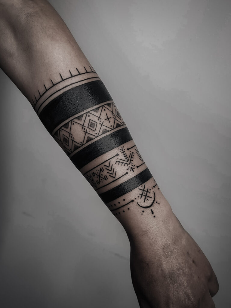 Tatouage symbolique sur un bras réalisé par Ely