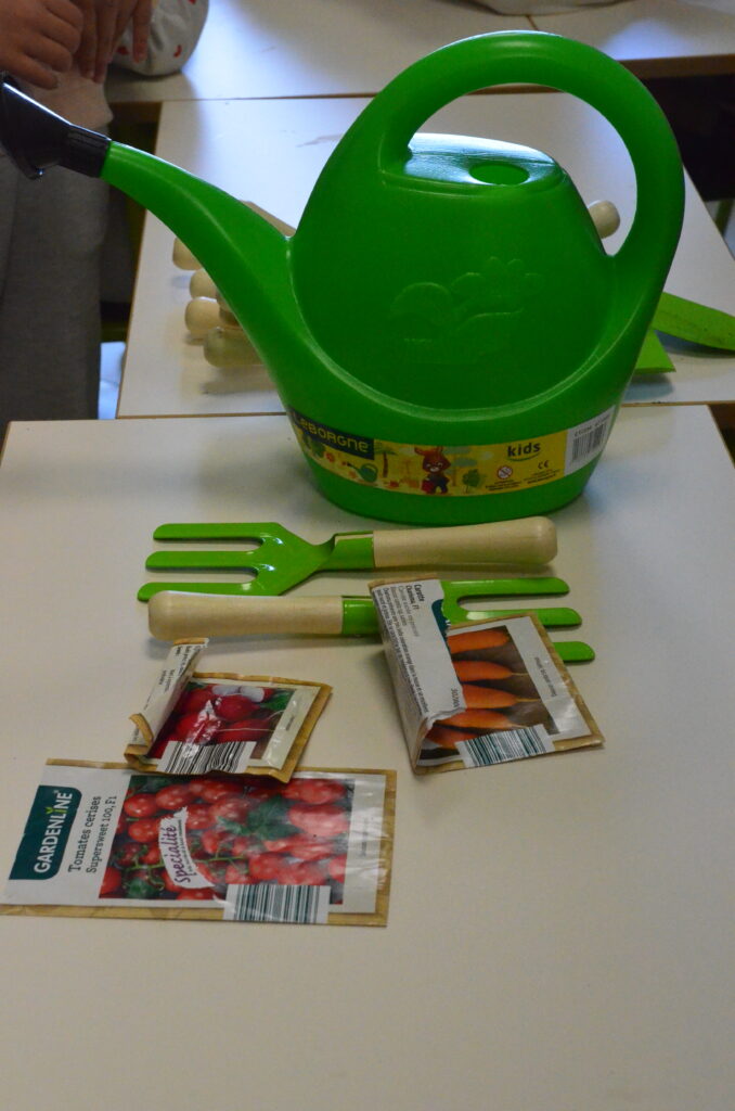 Les élèves de l'école Saint-Théodoric Balat  à Gaillac sont équipés d'outils pour jardiner : arrosoir, petites fourches, graines à semer.