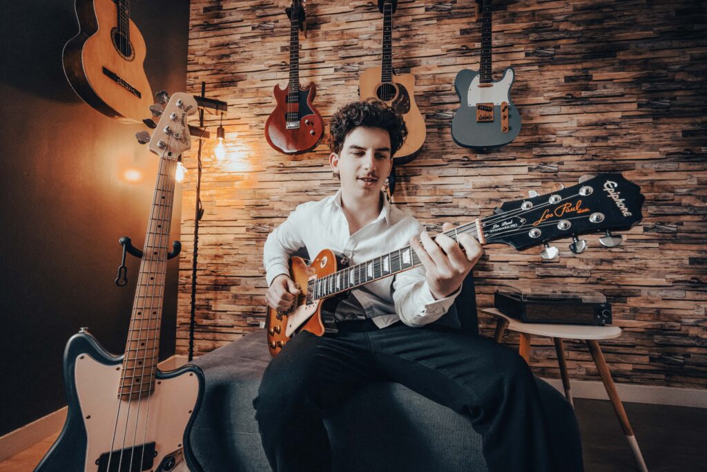 Enzo Cappadona à la guitare.