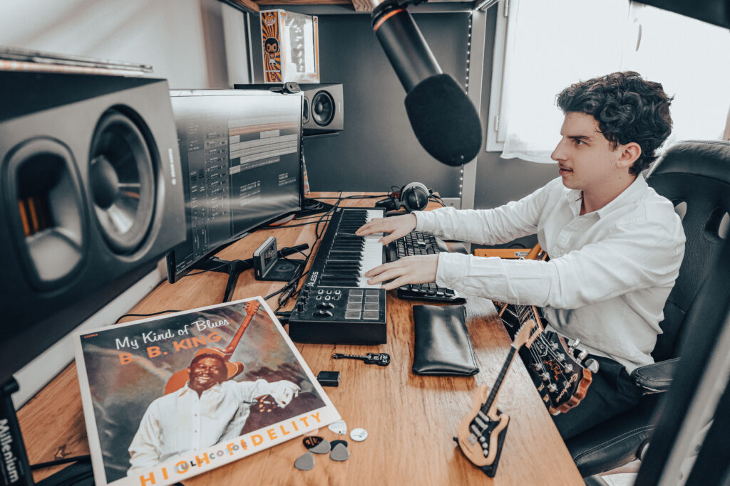Enzo Cappadona au clavier à son bureau